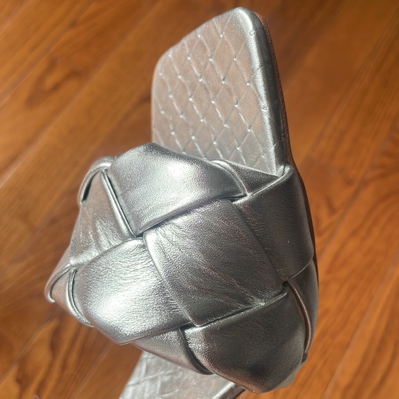 Vince Camuto Heels in SILVER!🖤 - Picture 9 of 11